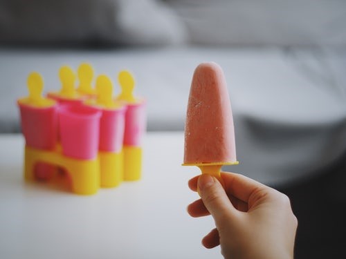 HERE'S HOW YOU CAN MAKE ICE-CREAM POPSICLES FOR YOUR DOG